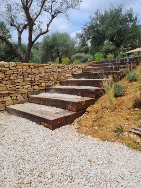 Escalier traverse bois Uzès Nîmes dans le Gard